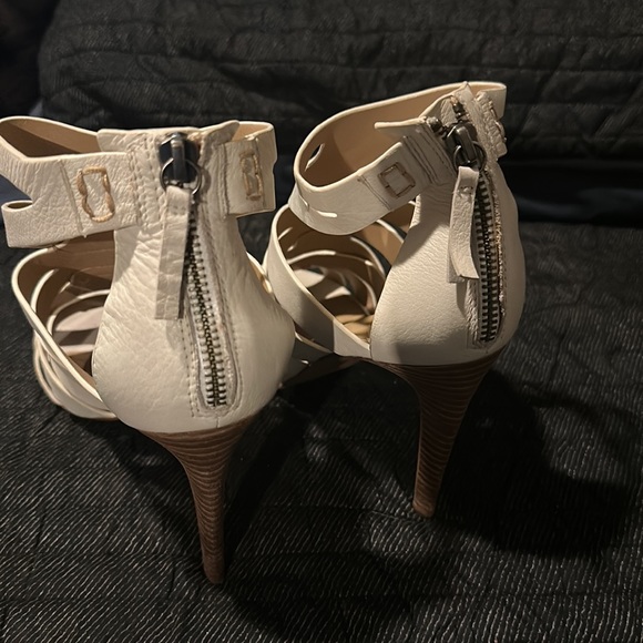 Joe’s 10M White Leather Sandle - Picture 2 of 2